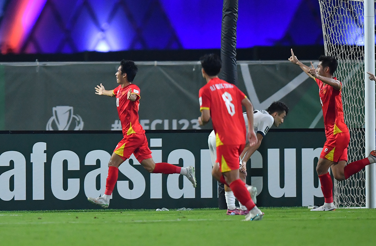 Video bàn thắng U23 Việt Nam và U23 Kyrgyzstan: Vỡ òa phút 87

